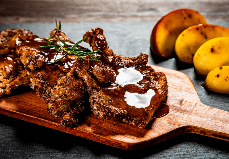 Χοιρινή μπριζόλα με chutney κυδωνιού