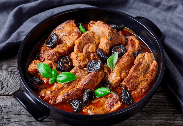 Χοιρινό με δαμάσκηνα στην κατσαρόλα