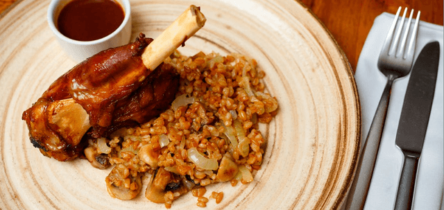 Κατσίκι ή αρνί φούρνου σε αρωματική μαρινάδα με πλιγούρι