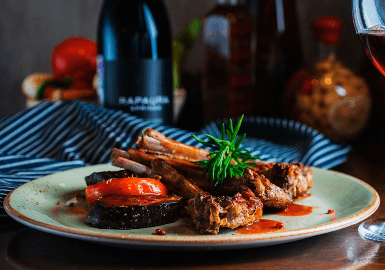 Κατσίκι ή Αρνί στο φούρνο με θυμάρι και ντοματίνια ψητά