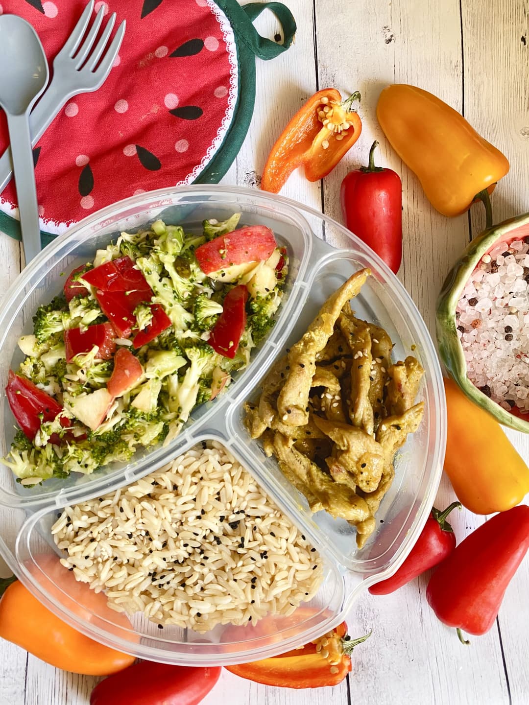 Χοιρινό με σαλάτα μπρόκολο και καστανό ρύζι